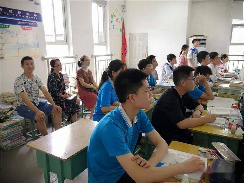 共筑美好未来——达州铭仁园中学家长学生同堂听课