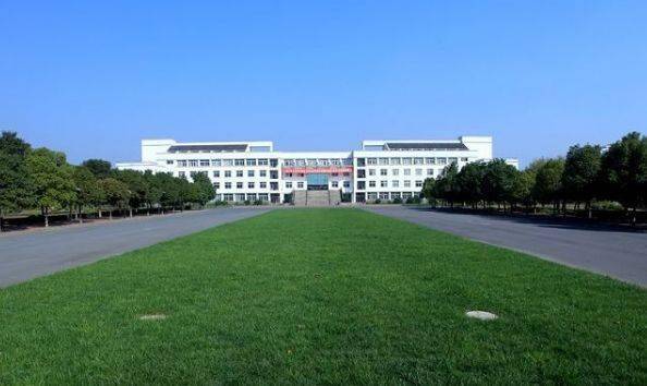 江苏第二师范学院浦口校区  江苏第二师范学院成立于1952年,是建国