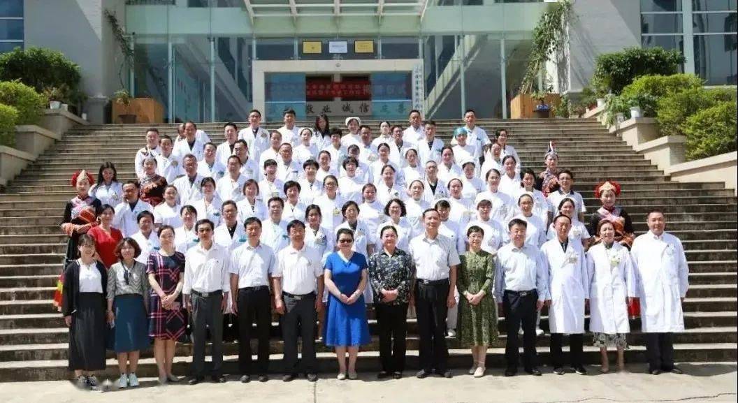 云南中医药大学彝医药研究院熊磊名医工作室张荣平专家工作站正式揭牌