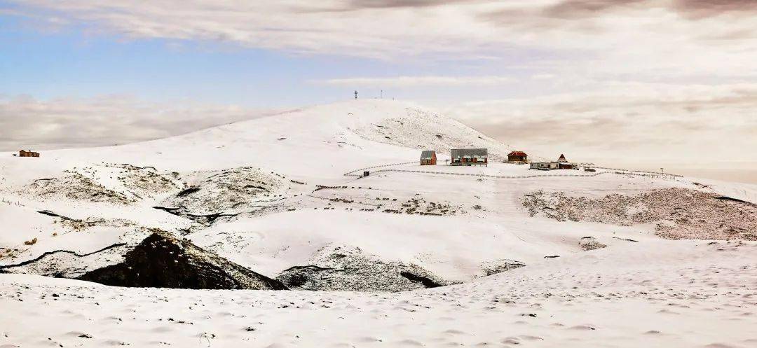张掖:六月飞雪祁连山现"炎天飞雪"奇景