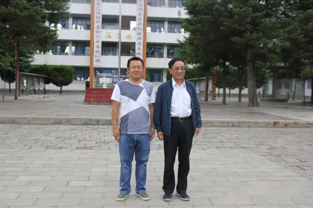 云县涌宝完全中学知名校友陈勋儒回访母校