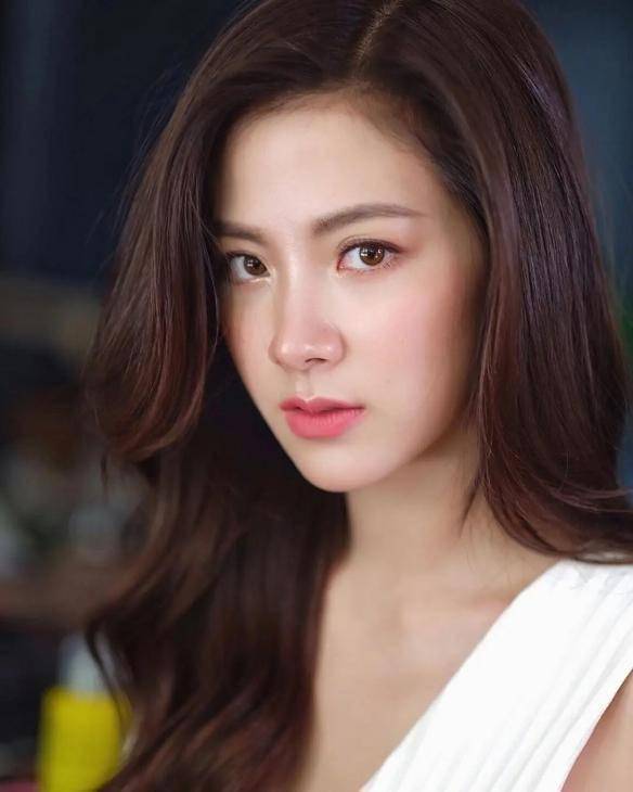 泰国的国民初恋清纯女星到性感美人的大胆蜕变