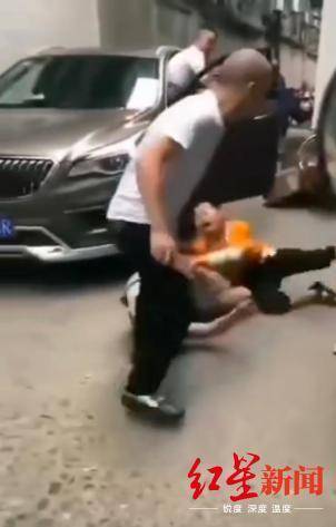 叔叔|错车起争执男孩跪求叔叔不要打妈妈 其母担心孩子主动和解，警方邀心理医生介入