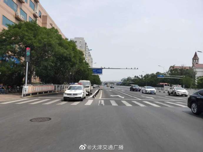 卡车|天津河东区一轻型卡车撞翻护栏砸到骑电动车行人