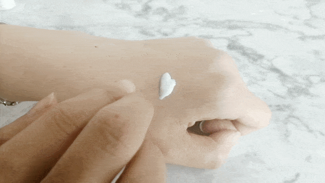 2,干皮适用 挤出来是白色乳霜质地,质地稍微有点厚,基本没什么流动性