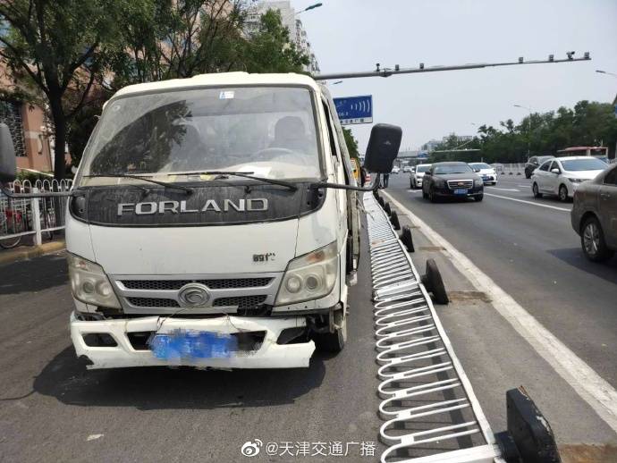 卡车|天津河东区一轻型卡车撞翻护栏砸到骑电动车行人