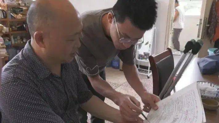 拐杖|为了学生，每天拄着拐杖上课！云南：感动！这个老师脚摔伤了