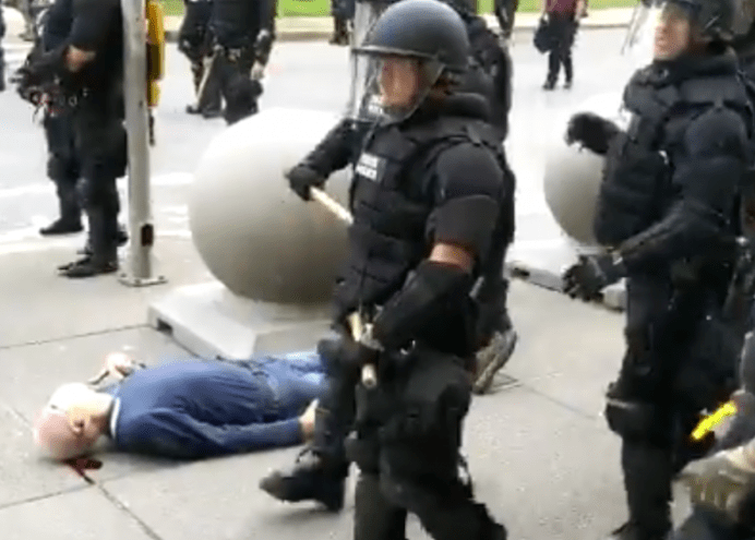 真相|重击美国警察形象的这一幕是自导自演？真相来了！