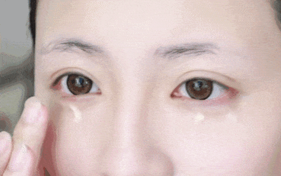 瑞典33位女性经3个月实测：变态眼霜把70岁奶奶的眼纹淡化了，还消水肿