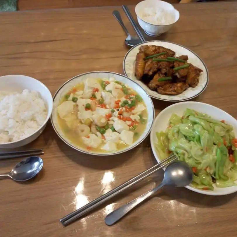 别苗头这个街道的居民为什么都在晒自家的饭菜