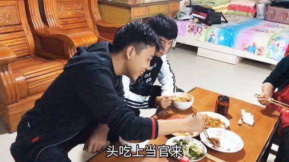 在西北小强舅舅家吃饭,姐姐给帅佳音说了什么?大家都笑了起来
