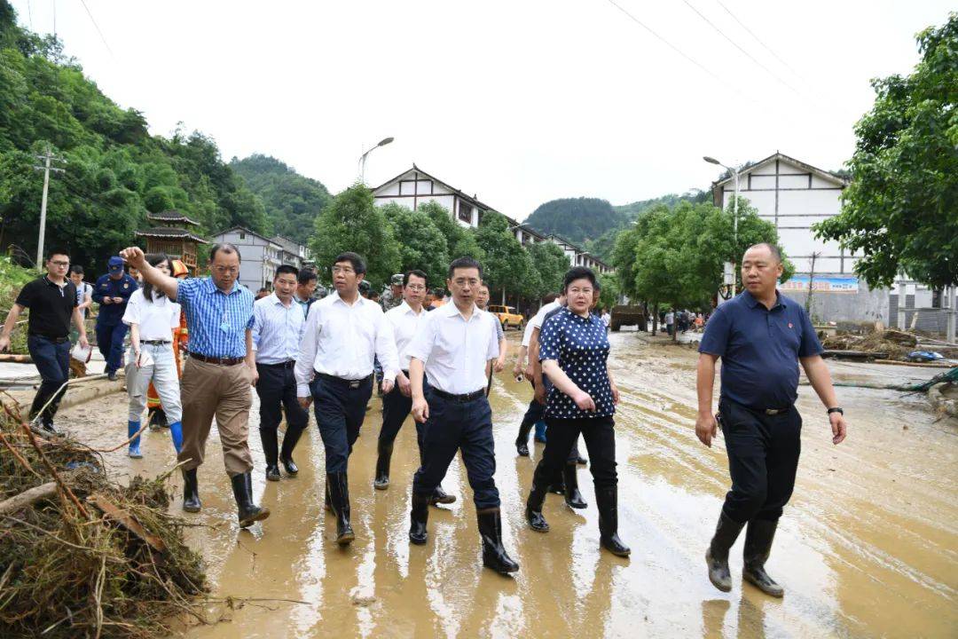 魏树旺深入正安县碧峰镇调度指导抢险救灾工作