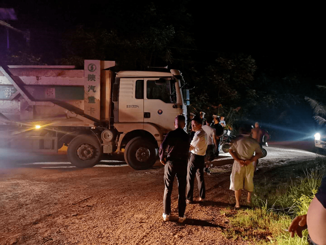 夜间随意倾倒渣土及建筑垃圾,长沙牌照渣土车被查!