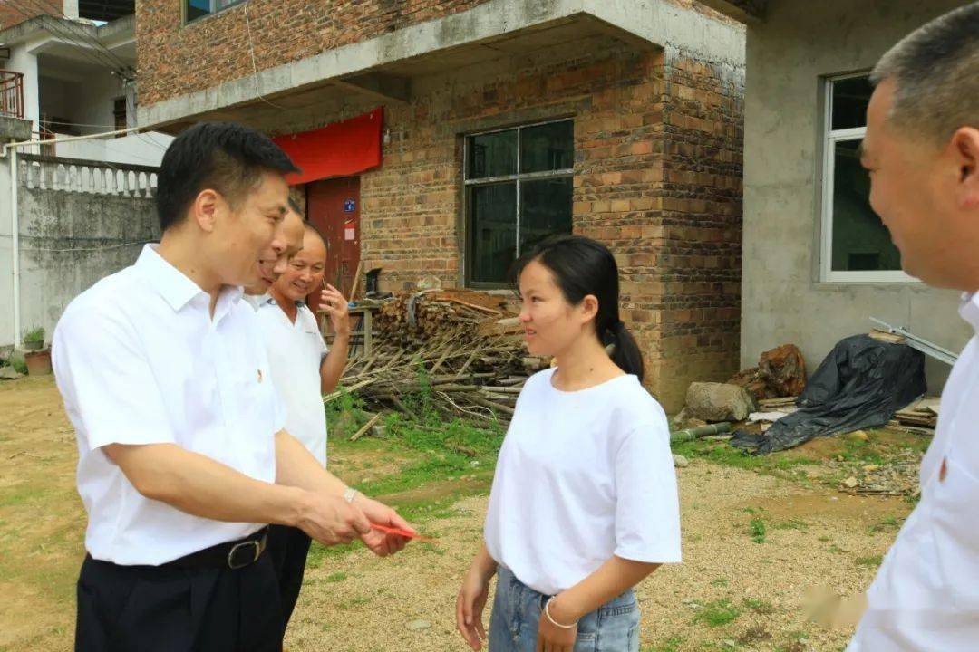 走访慰问自强不息的女大学生每到一户,李德坤,廖元杭都与帮扶对象面对