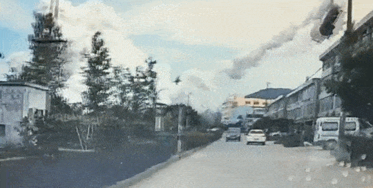 从视频画面可以看到,槽罐车爆炸瞬间,冲击波像蘑菇云一样飞上天,油罐