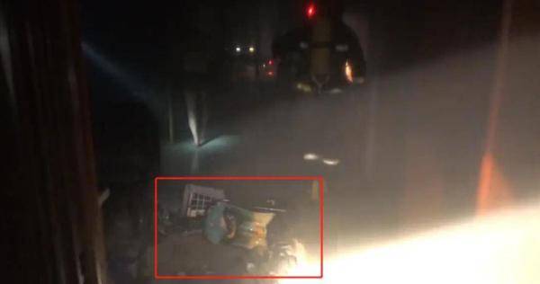 凌晨，正在充电的电动车突然爆炸引发火灾，一