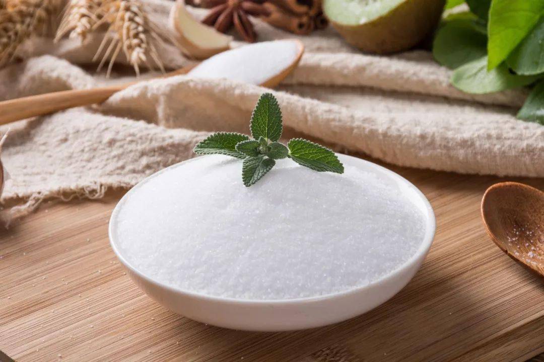 提倡人均每日食盐摄入量不超过5克,成人人均每日食用油摄入量不超过
