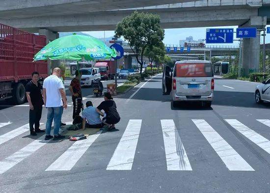 文明传真|乐清:两车相撞伤者倒地,热心市民接力救助_事故