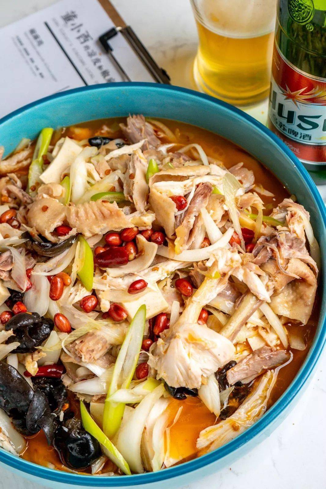 用来制作椒麻鸡的汤底 为了迎合北京人的口味 菜单中也增添了多种配菜