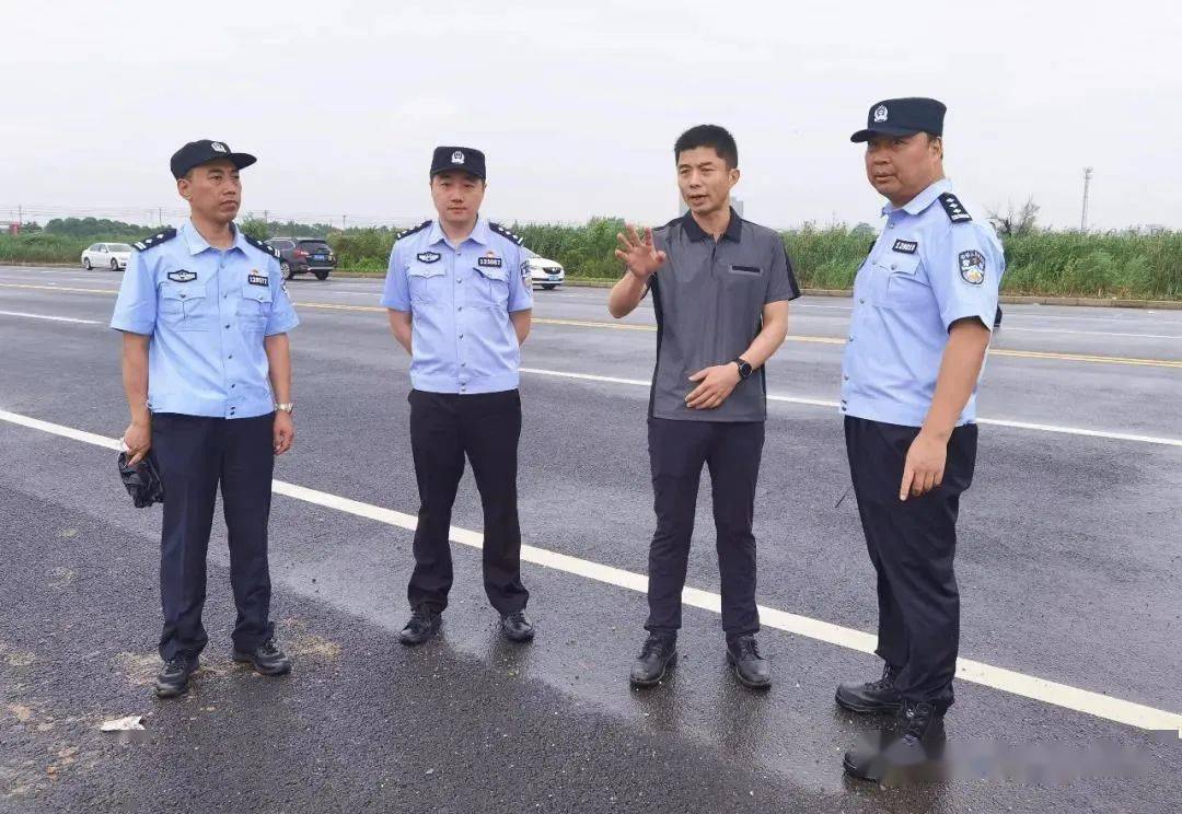 靖江市公安局局领导曹祥,张益新和泰州市公安局巡特警支队相关负责人