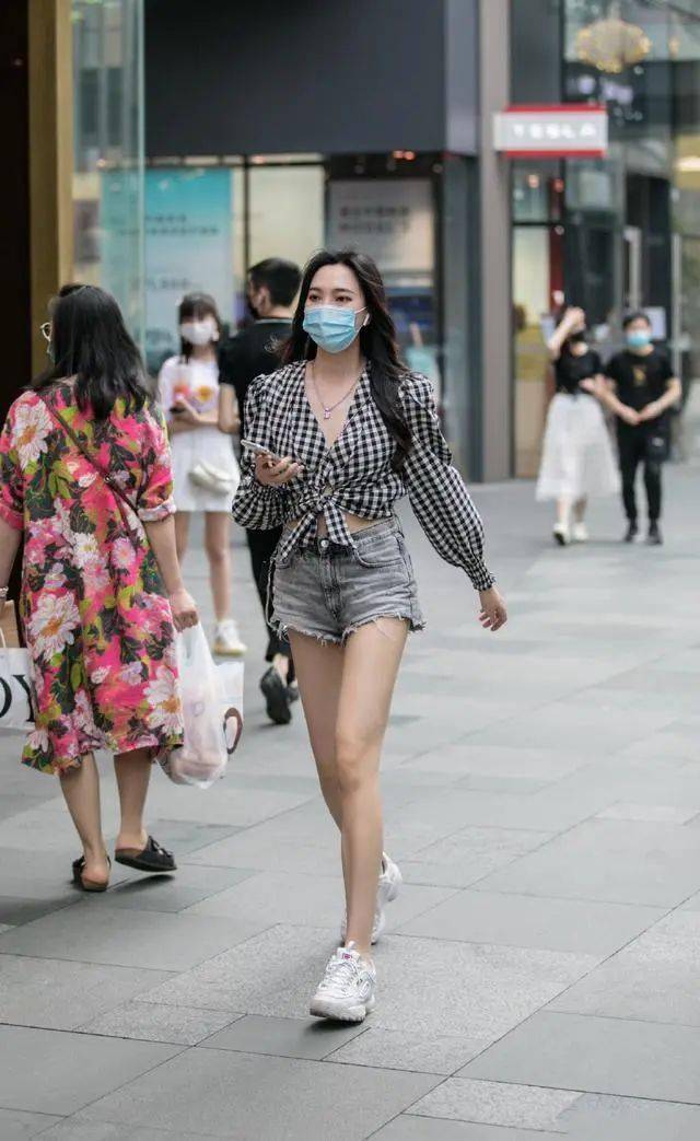 女生短裤怎么穿搭_女生穿短裤图片