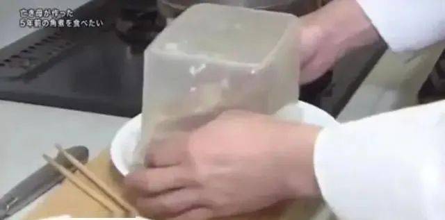 炖肉|女儿把她做的最后一道菜冻进冰箱五年。如今她重温了这个味道母亲突然去世