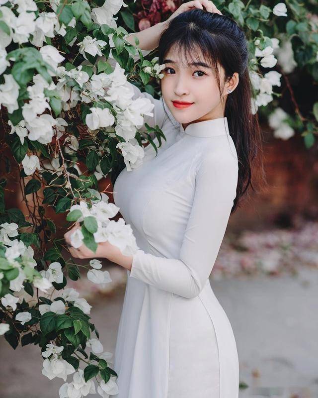越南女高中生穿奥黛校服走红,虽然只有18岁,却已拥有逆天高颜值_身材