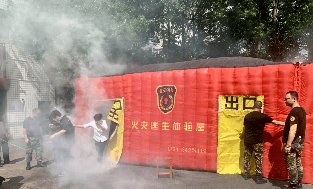 之际,长沙市第四医院于6月17日下午在门诊大楼前坪,举行"火灾逃生舱