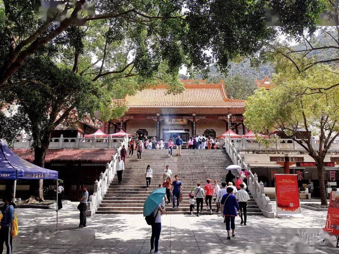 弘法寺位于深圳仙湖植物园内,背倚深圳" 绿色心肺"梧桐山,面朝仙湖