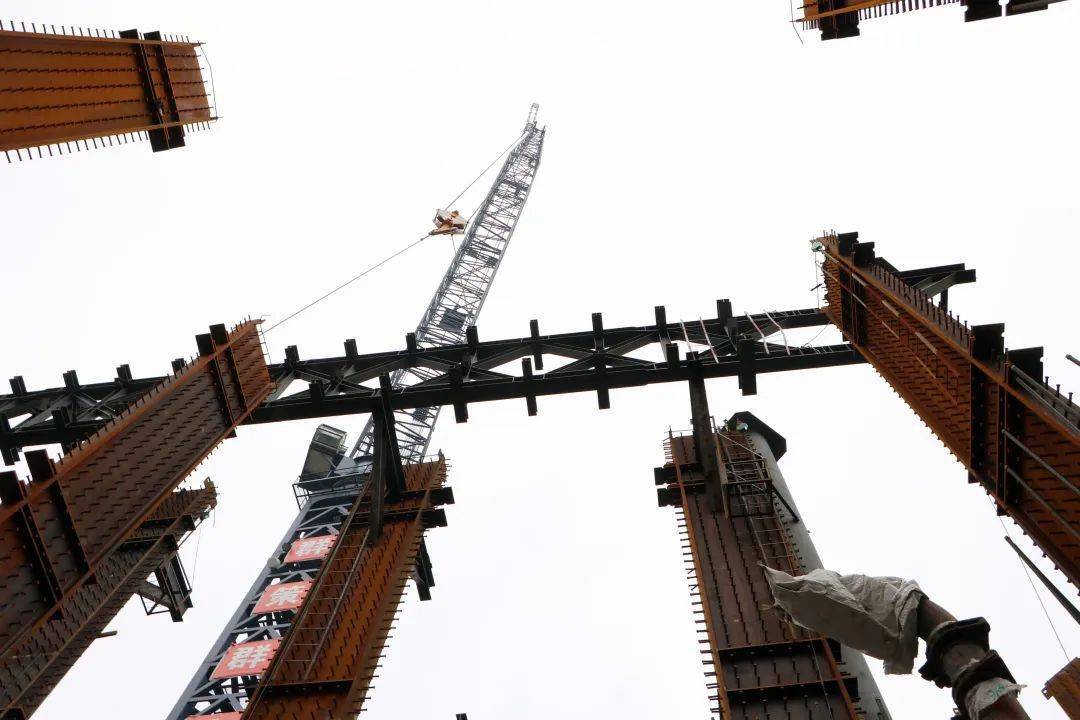 全新一代"空中造楼机"诞生!见识"西北第一高楼"先进建造技术设备!