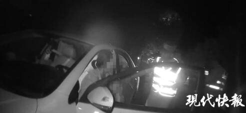 “豪爽”女半斤白酒下肚,抱着2岁儿子开车上路