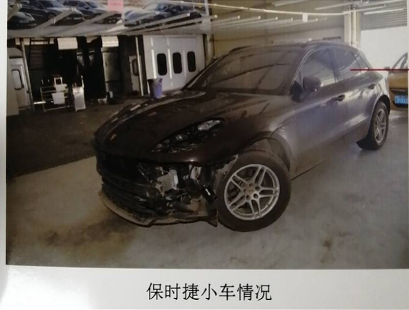 菜刀|广西女子因小事与丈夫争吵，持菜刀理论时将别人的保时捷玻璃砍烂