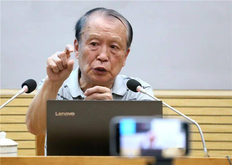 大型追星现场国际顶尖雷达专家贲德院士光临江中大讲堂