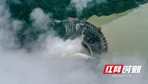 摄影 黄汉民)受强降雨影响,凤滩水库水位不断上涨,国网凤滩水电厂严格