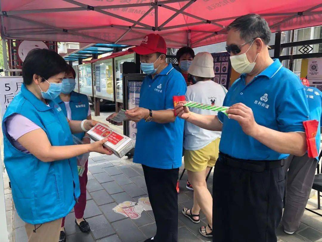 战高温,送清凉!关心关爱一线防控人员_社区