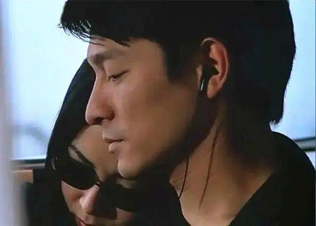 其中,蒙嘉慧与刘德华合作的电影《暗战》中,她的颜值更达到了巅峰