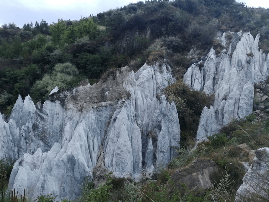 鬼斧神工凉山冕宁有一幅天然流动的巨型土油画