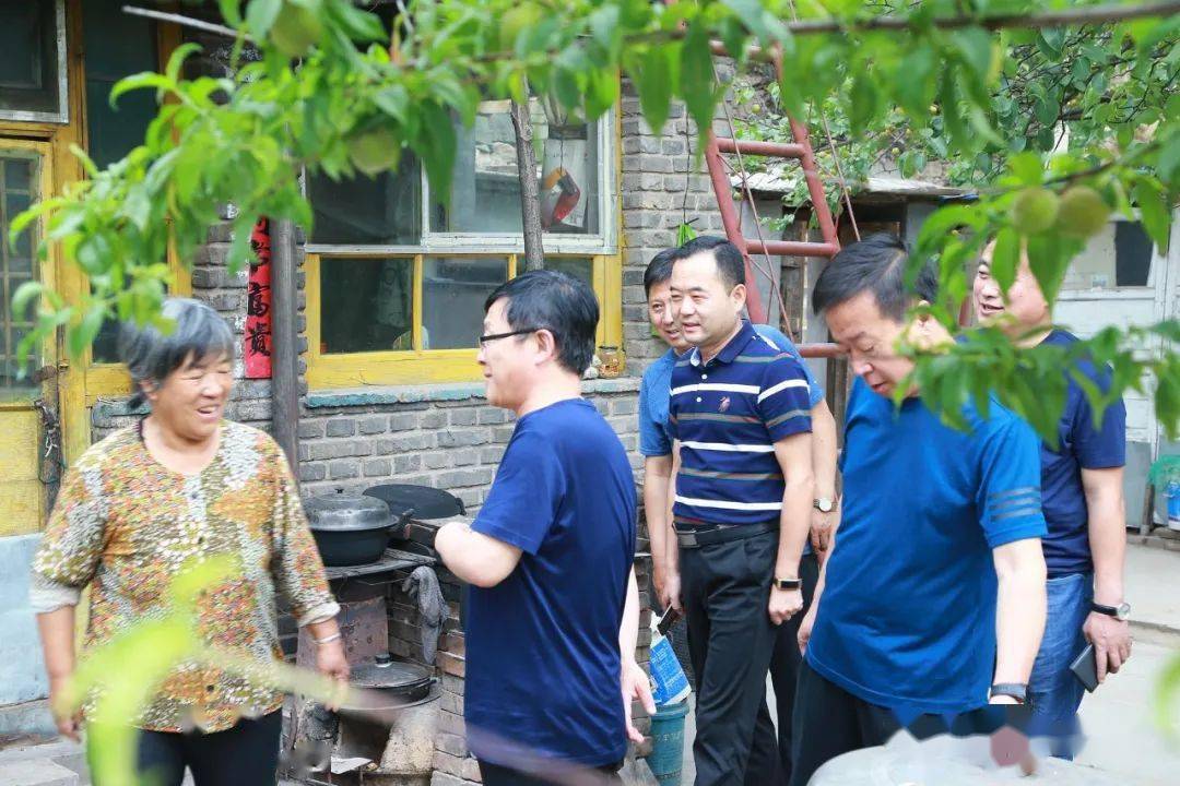 阳泉市公路分局局长闫献忠陪同市政协副主席王良义同志 深入梁家寨乡