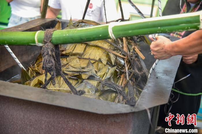 广西民众一天一夜煮制588斤大"粽王 馅料包进牛头与整头大香猪