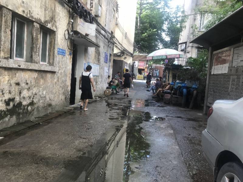 物业|化粪池爆管三年多 污水流到隔壁小区 投诉多年无果