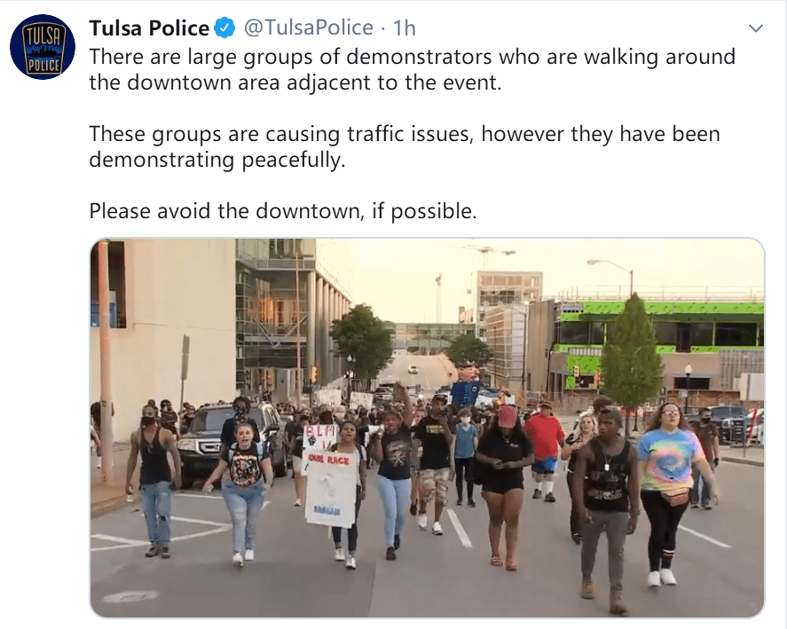 示威者|两个场景！这边是特朗普举行疫情后首场竞选集会，那边是大批示威者在外面游行