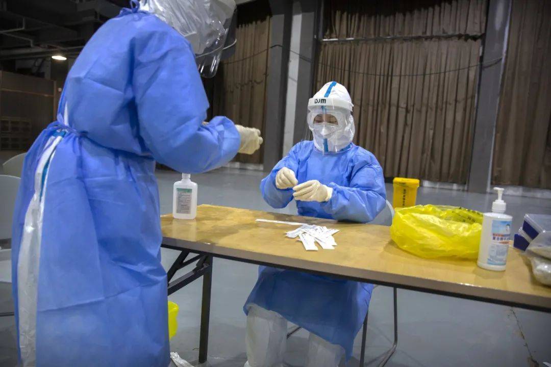 北京|美联社记者真去新发地拍照了，然后就被拉去做核酸检测了