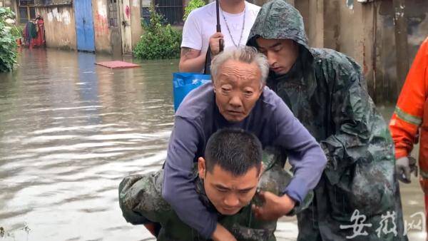 物品|持续强降雨致居民家中被淹 芜湖消防紧急转移救援
