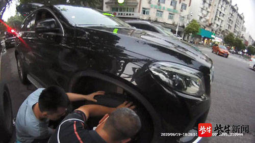 先生|外地车扎胎又迷路，求助特警解其忧