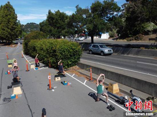 社交|美国北加州小城健身房户外重启 民众保持“社交距离”健身