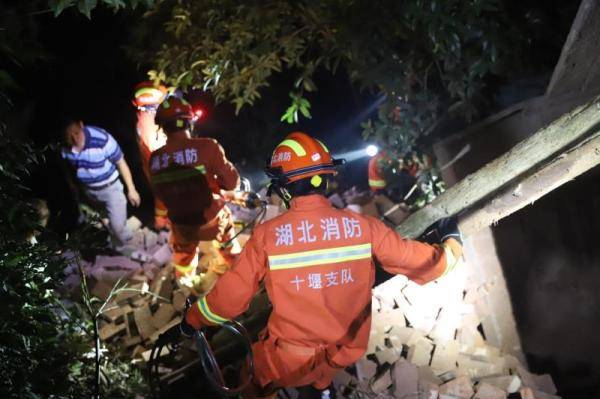 救援|惊险！湖北十堰一货车侧翻悬崖边，消防紧急救援