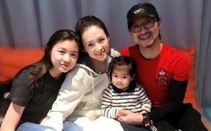 章子怡父亲节晒照，小儿子惊喜出镜，汪峰被三
