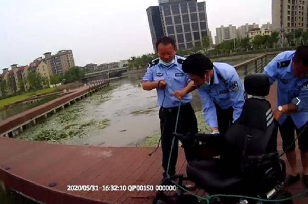 残疾小伙直播自己钓鱼时炫耀“车技”,掉入河