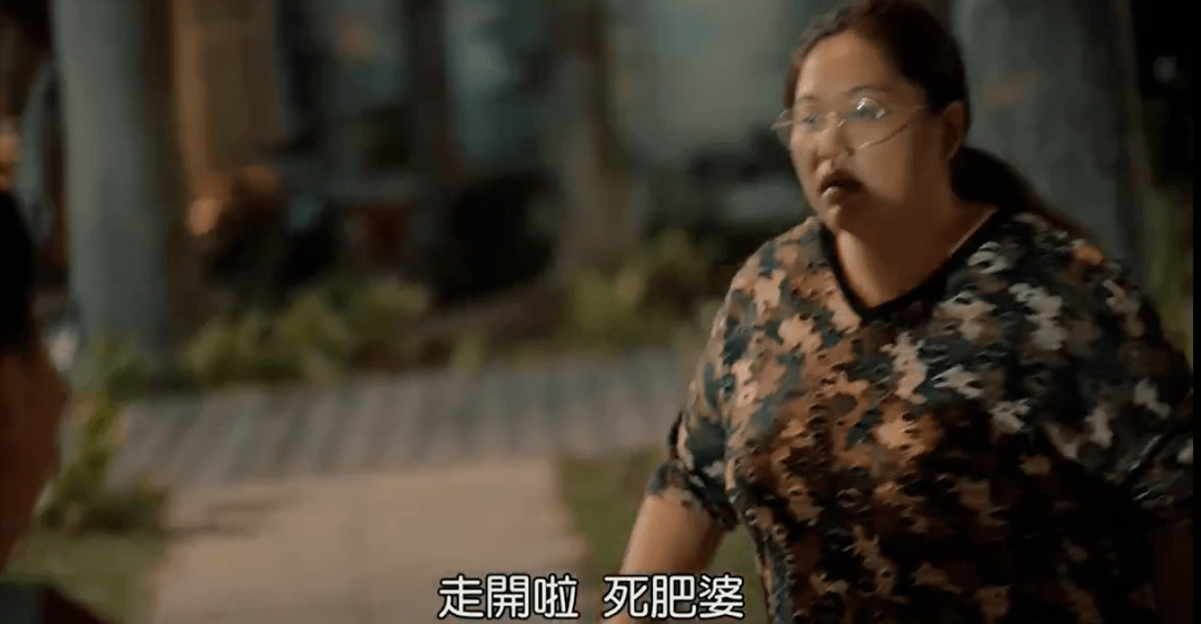 体育场,好心给小学生捡个球,还要被叫"死肥婆".