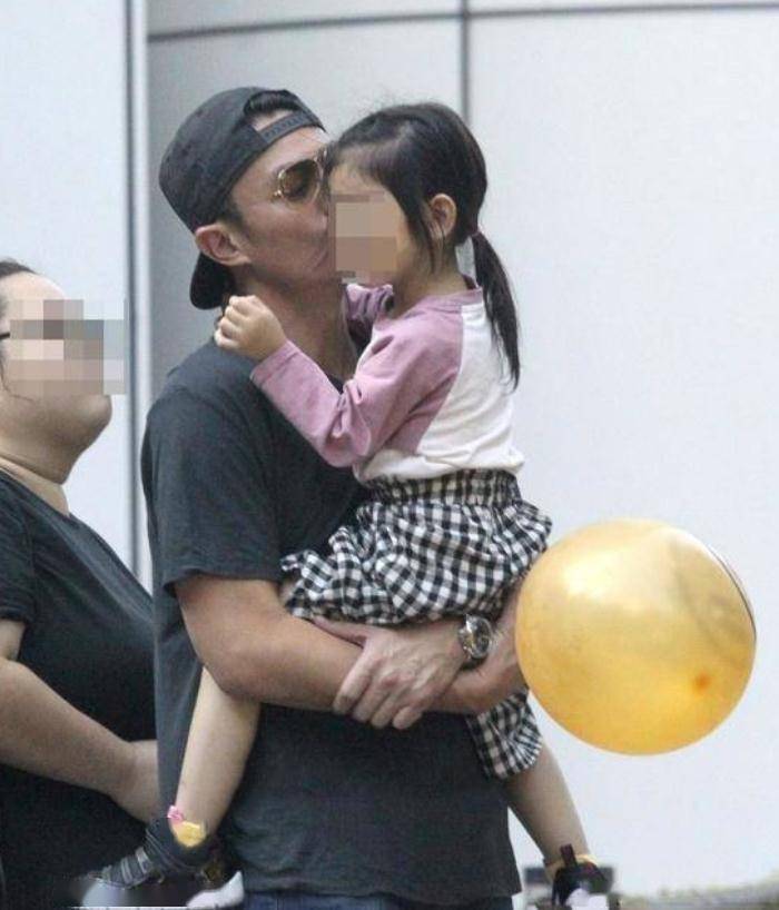 林心如霍建华近照，两人一起发福，夫妻相十足